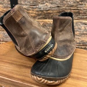 Sorel out n about chelsea boot slip on booties rubber leather rain boot womens 8